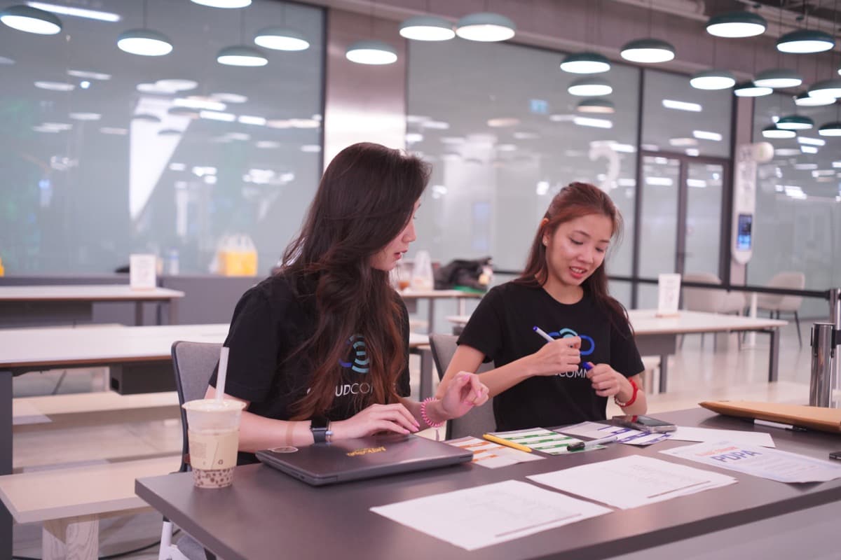 ทีมงานเตรียมเอกสารลงทะเบียนก่อนเริ่ม AI For E-commerce Workshop ครั้งที่ 2