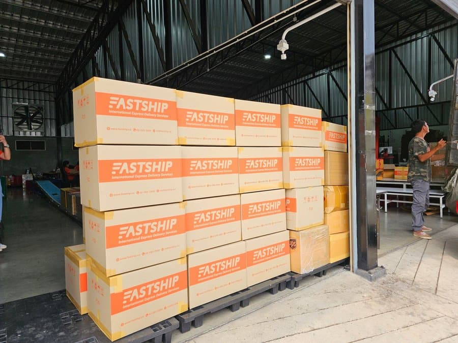 พัสดุ FastShip ปริมาณมากวางซ้อนบน Pallet ในคลังสินค้า เตรียมส่งออกเป็น Cargo
