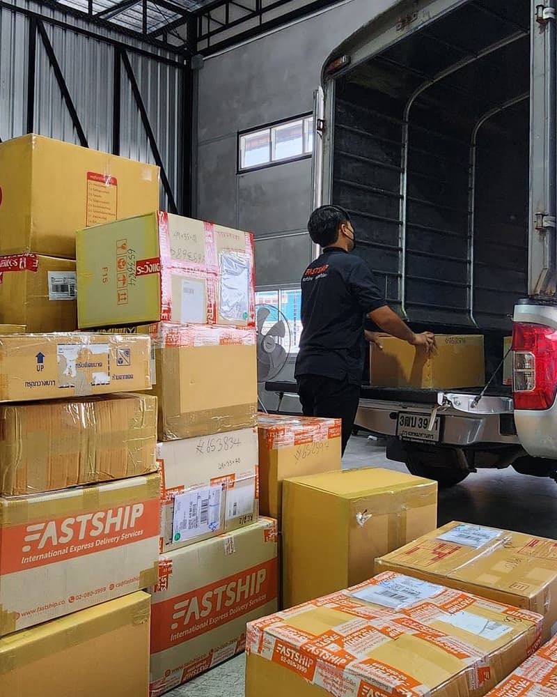 ทีมงาน FastShip ดูแลและจัดส่งพัสดุก่อนออกเดินทางไปออสเตรเลีย