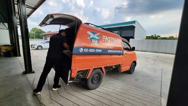รถ FastShip เข้ารับพัสดุที่หน้างาน