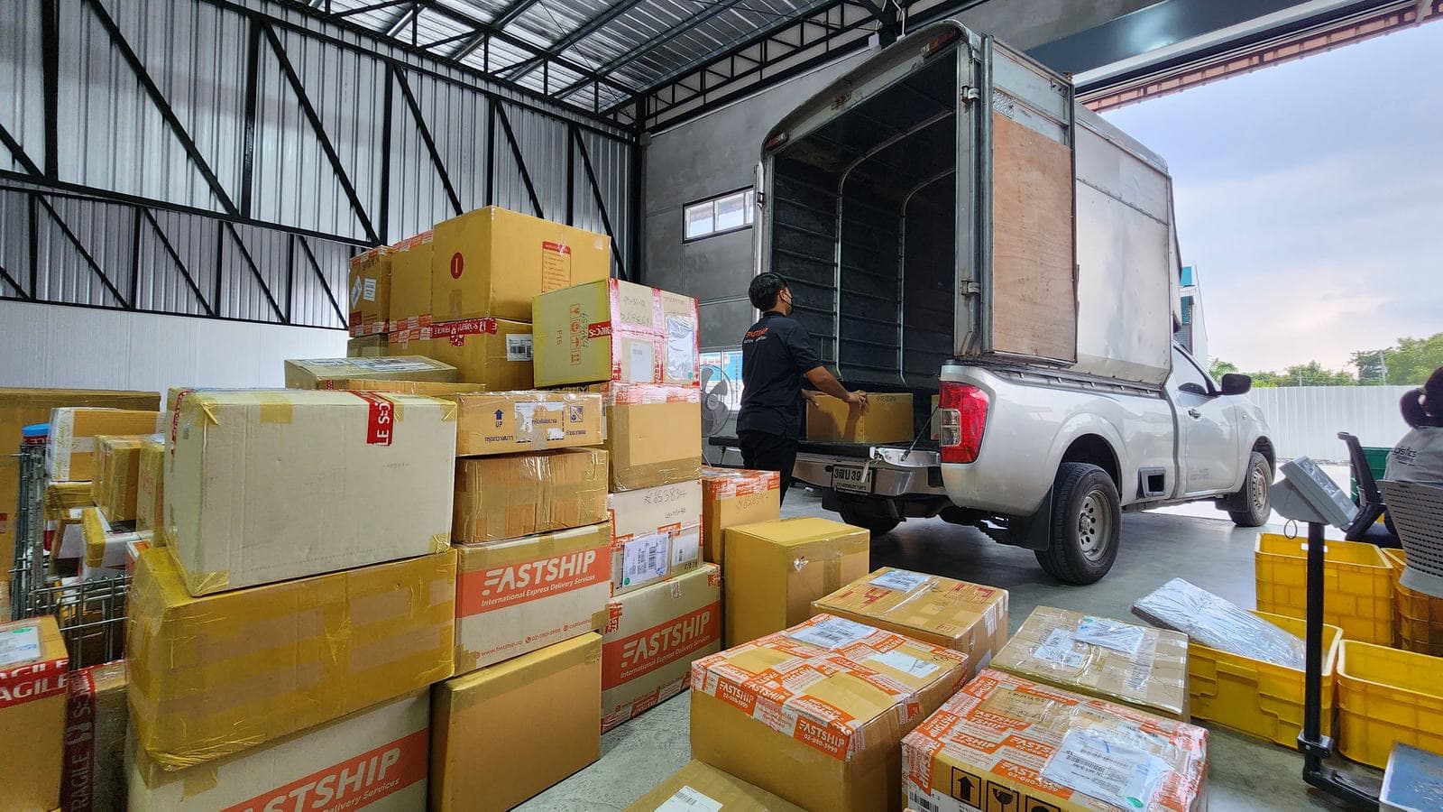 คลัง FastShip แพ็กและคัดแยกพัสดุก่อนส่งออกทุกวัน