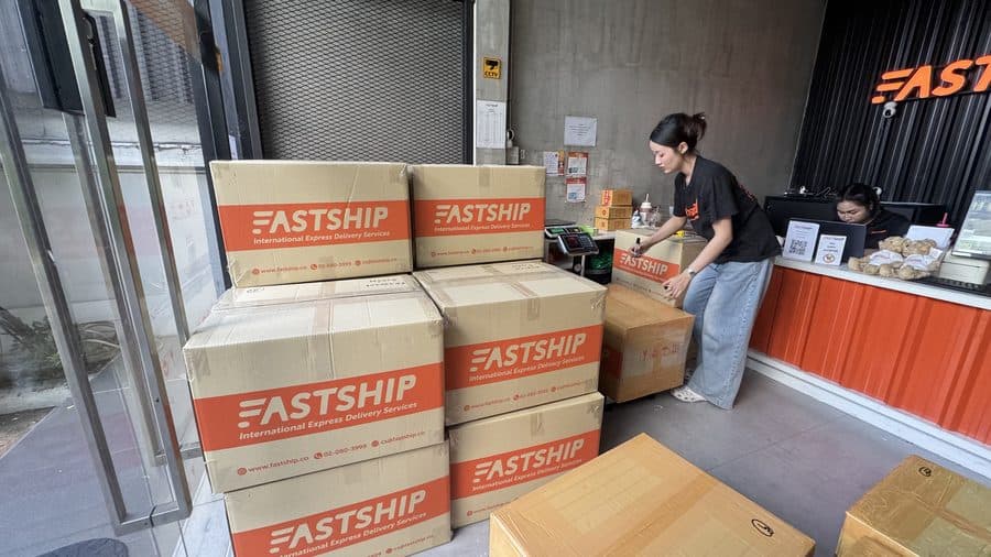 พนักงาน FastShip ชั่งน้ำหนักและรับพัสดุ FastShip ที่หน้าเคาน์เตอร์