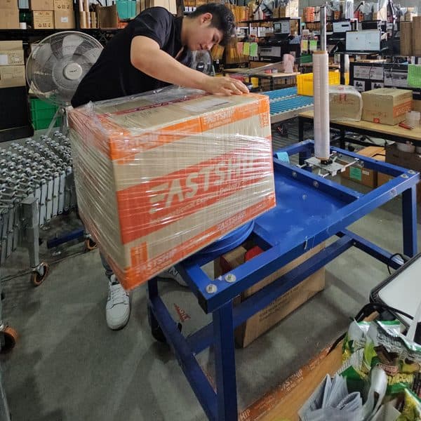 ทีมงาน FastShip ห่อพลาสติกกล่องพัสดุ FastShip ก่อนส่งออก