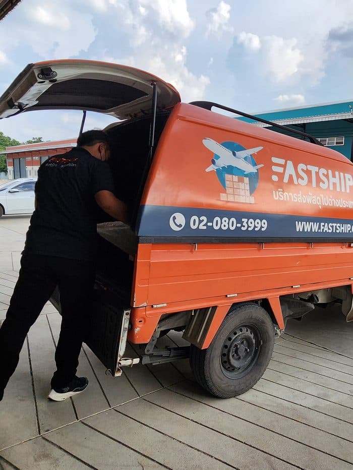 ทีมงาน FastShip เปิดท้ายรถขนส่งเพื่อเข้ารับพัสดุ