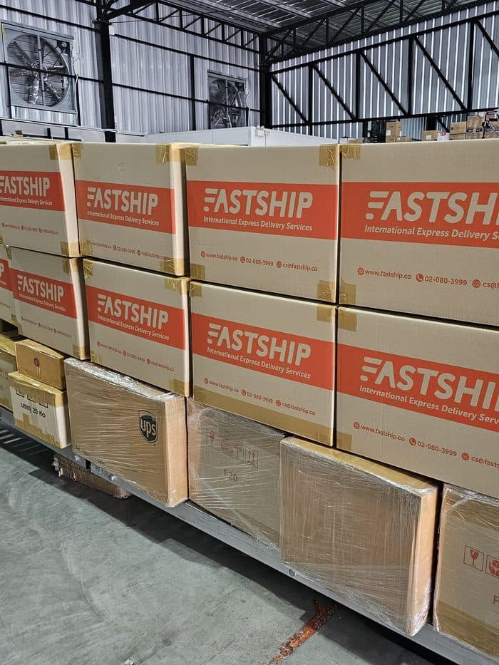 กล่องพัสดุ FASTSHIP วางเรียงซ้อนกันในคลังสินค้า