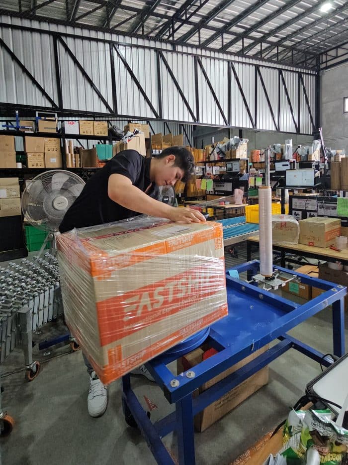 ทีมงาน FastShip ห่อพลาสติกกล่องพัสดุ FASTSHIP ก่อนส่งออก