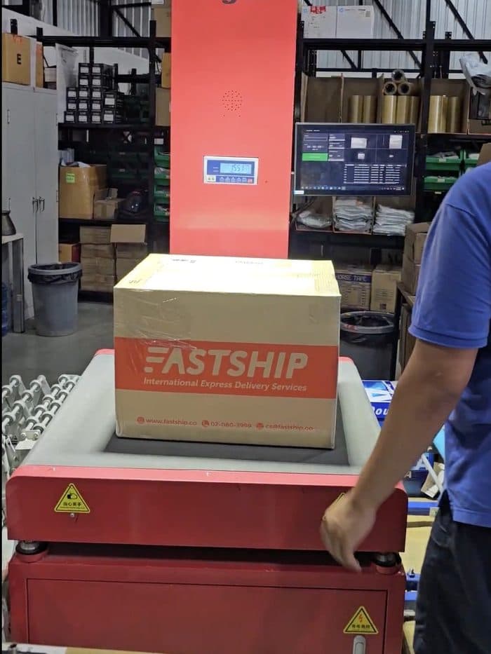 ชั่งน้ำหนักกล่องพัสดุ FastShip บนเครื่องชั่งดิจิทัล