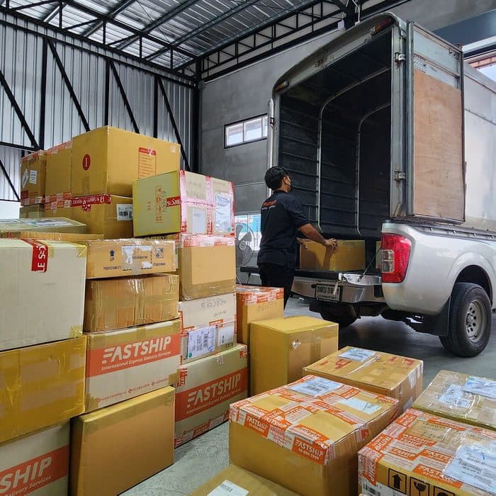 สินค้าจำนวนมากในโกดัง FastShip เตรียมส่งออก