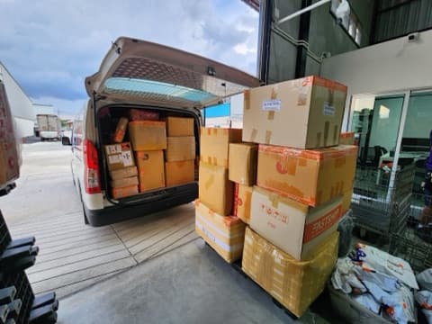 กล่องพัสดุ FastShip พร้อมส่งวางเรียงรอขนส่งที่รถ