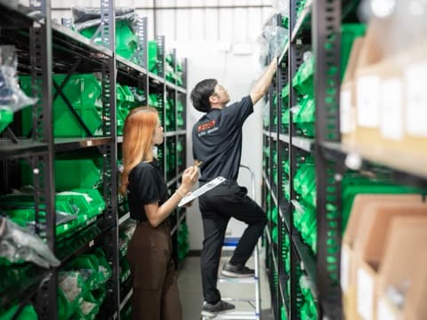 พนักงาน FastShip ตรวจเช็คสินค้าบนชั้นวางในคลัง