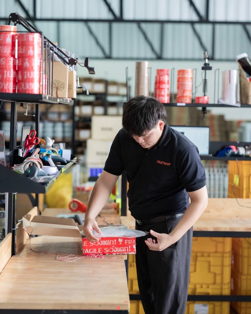 กล่องพัสดุ FastShip พร้อมส่งเรียงซ้อนกันในคลัง