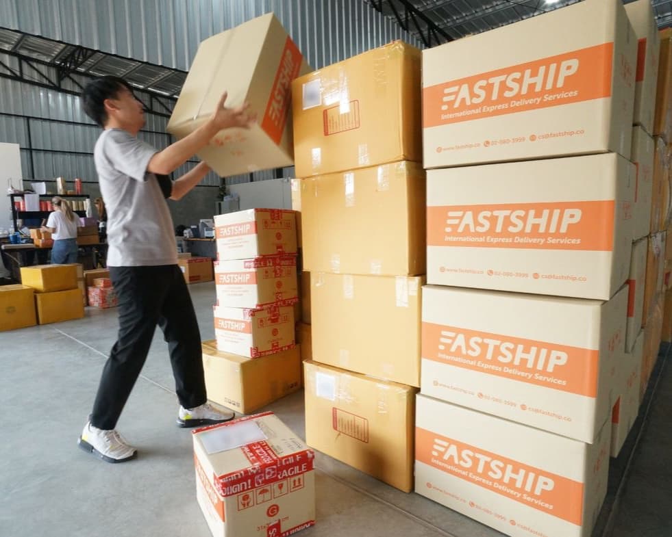 พนักงาน FastShip กำลังจัดเรียงกล่องพัสดุในโกดัง