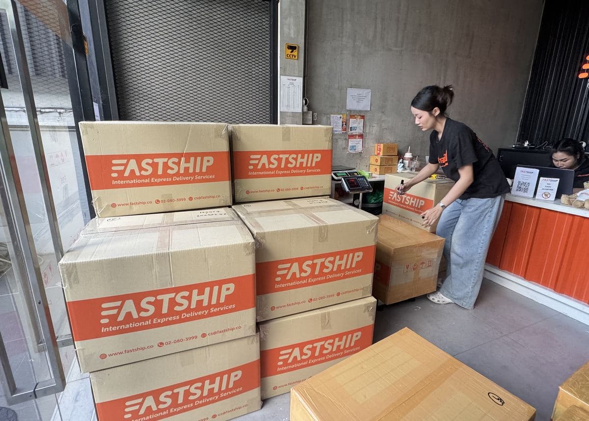 ทีมงาน FastShip แพ็คสินค้าลูกค้าที่หน้าร้าน