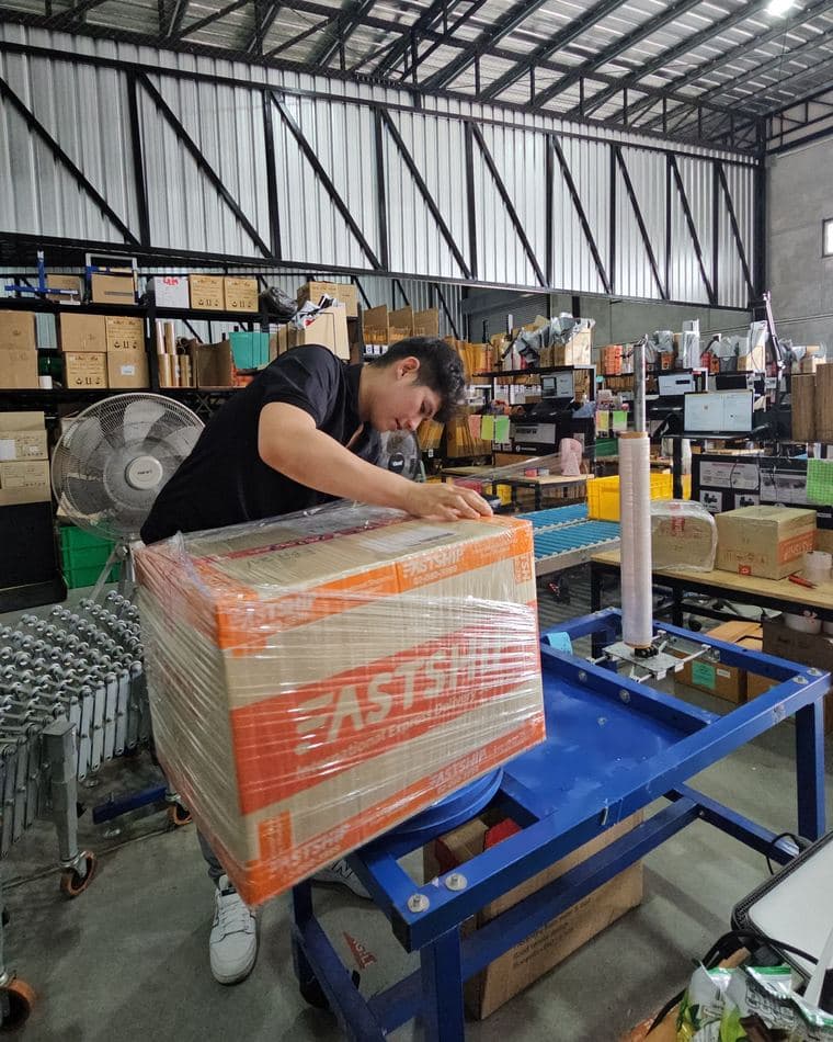 ทีมงาน FastShip ห่อพัสดุในโกดังก่อนส่งออก