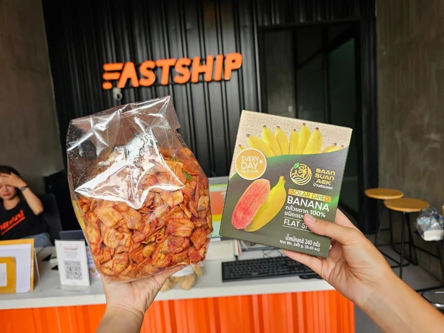 กล้วยตากอบและขนมกรอบของฝากจากไทยที่หน้าร้าน FastShip